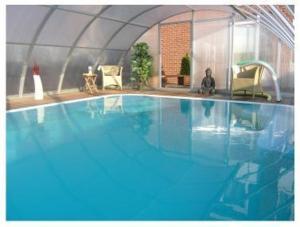 阿奎瑞斯酒店内部或周边的泳池