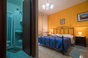 菲乌梅夫雷多迪西奇利亚B&B Casa Paolo的一间卧室配有一张床,浴室设有淋浴。