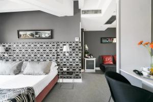 罗马拉罗维尔酒店的一间卧室,卧室内配有一张床和一把椅子
