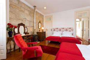 波尔图Casa Portugueza Experience的酒店客房设有两张床和壁炉
