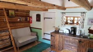 Kassari曼尼夏季度假屋的一个带柜台和椅子的厨房