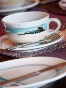 北贝里克住宿加早餐高尔夫旅舍的坐在桌子上的一个杯子和碟子