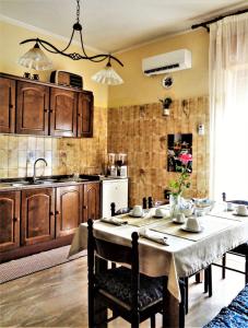 雷焦卡拉布里亚Il Tuo Letto Sullo Stretto的厨房配有桌椅和水槽