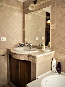 雷焦卡拉布里亚Il Tuo Letto Sullo Stretto的浴室配有盥洗盆、镜子和浴缸