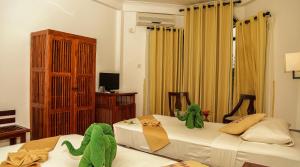 康提塞娜尼酒店的一间卧室设有两张床,里面饲养着动物。