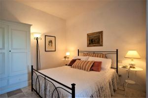 阿夏诺Agritourist Podere的一间卧室配有一张床、两盏灯和一扇门