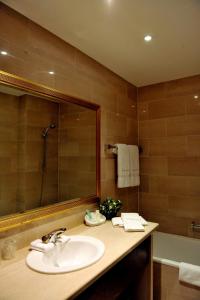 阿尔特斯拉尔卡斯迪尔索霍夫酒店的浴室配有盥洗盆、镜子和浴缸