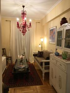 雅典Art island house的带沙发和吊灯的客厅