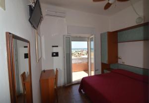 里米尼Hotel VistaMare Viserba的一间卧室配有一张床,享有海景
