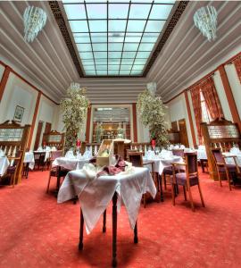 卢坎卢坎温泉酒店的用餐室配有带白色桌布的桌子