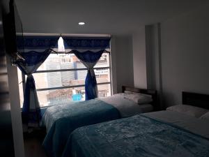 伊皮亚莱斯Hotel Royal Class的一间卧室设有两张床和窗户。