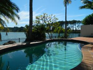 黄金海岸棕榈岛度假酒店的享有水体景致的游泳池