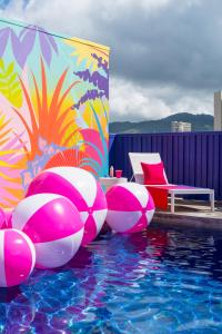 檀香山Shoreline Hotel Waikiki的水中带两个球的游泳池