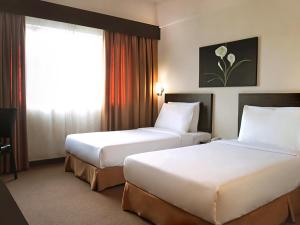 吉隆坡豪景酒店的酒店客房设有两张床和窗户。
