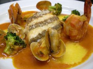 恩纳奥贝尔杰邦内谢尔拉乌特酒店的含有虾和西兰花的白盘食物