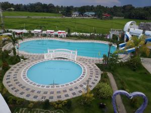 NabasAndres Resort的享有度假村游泳池的顶部景致