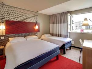 奥尔良宜必思奥尔良中心火车站酒店的酒店客房设有两张床和窗户。