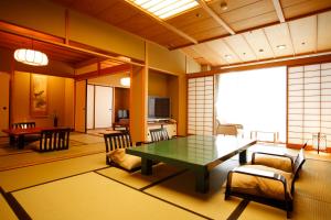 神户有马温泉银水庄兆乐的客厅配有桌椅