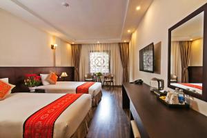 萨帕拉卡沙沙巴酒店的酒店客房配有两张床和一张书桌