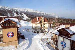 什瑞哥什阿尔卑斯俱乐部公寓式酒店的雪地中度假村的空中景观