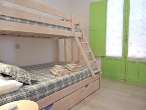 阿尔玛格鲁La Encomienda de Almagro的配有绿色墙壁的客房内的一张双层床