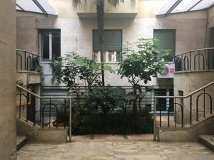 罗马罗姆旅馆的前面有楼梯和植物的建筑