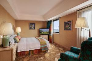 台北台北欧华酒店的配有一张床和一把椅子的酒店客房