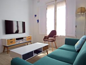 阿尔玛格鲁La Encomienda de Almagro的带沙发和电视的客厅