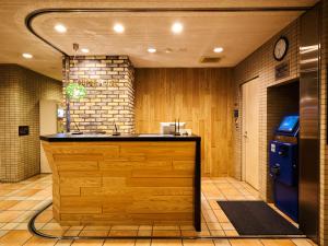 松山Super Hotel Matsuyama的一间位于房间中间的厨房,厨房配有一个柜台