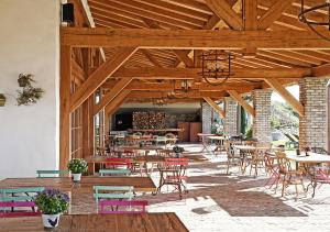 波尔佩纳泽德尔加尔达Pietra Cavalla - Ranch & Resort的庭院配有桌椅