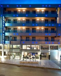 科莫蒂尼安纳托利亚科莫蒂尼酒店的一座蓝色灯光的大建筑