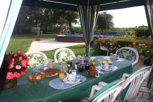 莱伊河畔圣米歇尔卡尼尔别墅的一张绿桌,上面有食物和鲜花