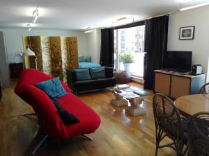 维拉·雷阿尔Vila Real Loft 360º的客厅配有红色的沙发和桌子