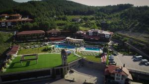 格拉瓦塔斯格拉瓦塔斯基汉旅馆的享有带游泳池的度假村的空中景致