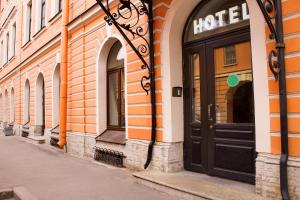 圣彼得堡黄色酒店的街道上设有黑色门的建筑物
