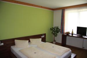 弗拉塔赫莫塔尔运动酒店的一间卧室设有两张床和绿色的墙壁