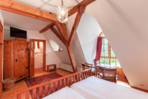 RambinDie Insel auf Rügen的阁楼卧室配有1张床和1张桌子