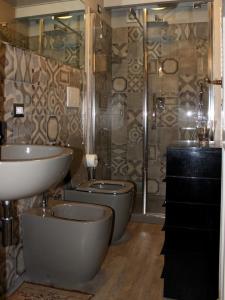 阿雷佐Casa enzo的浴室设有2个卫生间、水槽和淋浴。