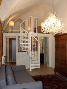 阿雷佐Casa enzo的一间带吊灯和楼梯的客厅
