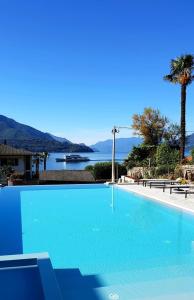 多马索Hotel Domaso的享有水景的大型蓝色游泳池