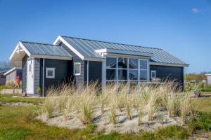 巴勒哈姆斯泰德Duinpark Westerschouwen的海滩上带太阳能屋顶的房子