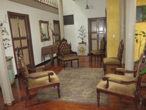 昆卡卡萨圣拉斐尔酒店的客厅配有椅子和地毯