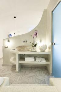 弗通Margo Houses的白色的浴室设有水槽和卫生间。