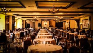 伊瓜苏伯多禄宫酒店的宴会厅的一排桌椅