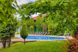 Arnavutköyİstanbul Airport Durusu Club Hotel的庭院中带游泳池的房子