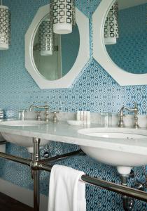 肯尼邦克港The Tides Beach Club的蓝色和白色的浴室,配有两个盥洗盆和镜子