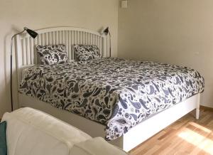 GlemmingeGlemminge Bed and Breakfast的一张带黑白棉被和枕头的床