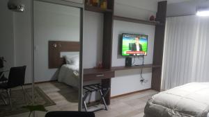 布宜诺斯艾利斯M&M San Telmo的一间卧室配有一张床和一台电视。