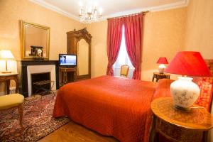 博讷花园城市酒店的一间卧室配有红色的床和电视