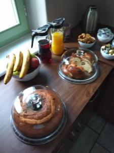 约阿尼纳Petrino的餐桌,包括糕点和水果的早餐
